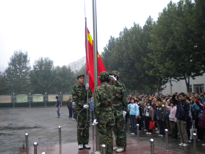 护旗手准备升旗