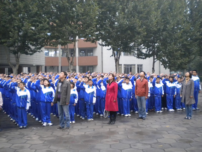 全体同学行少先队礼