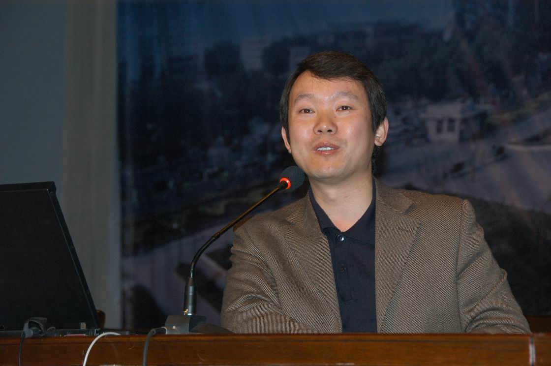 汪志广老师在做民主与科学管理学生专题报告